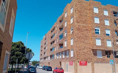 Vista exterior de Pis en venda en Roquetas de Mar amb Terrassa