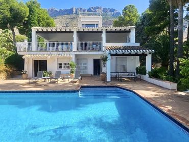Detached house with pool for sale in Altea la Vella