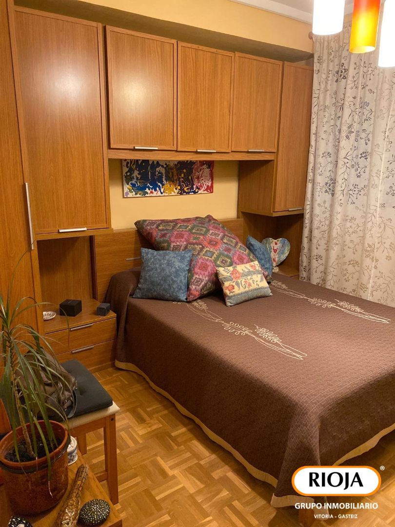 Habitación de Piso en venta en Vitoria - Gasteiz con Calefacción, Terraza y Trastero