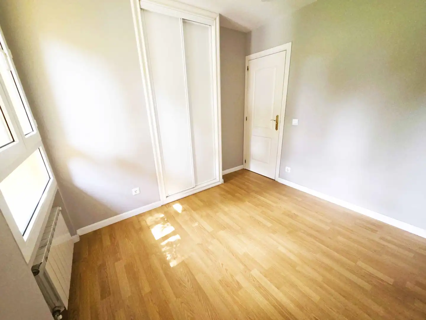 Habitación de Casa adosada de alquiler en La Moraleja con Calefacción, Jardín privado y Terraza