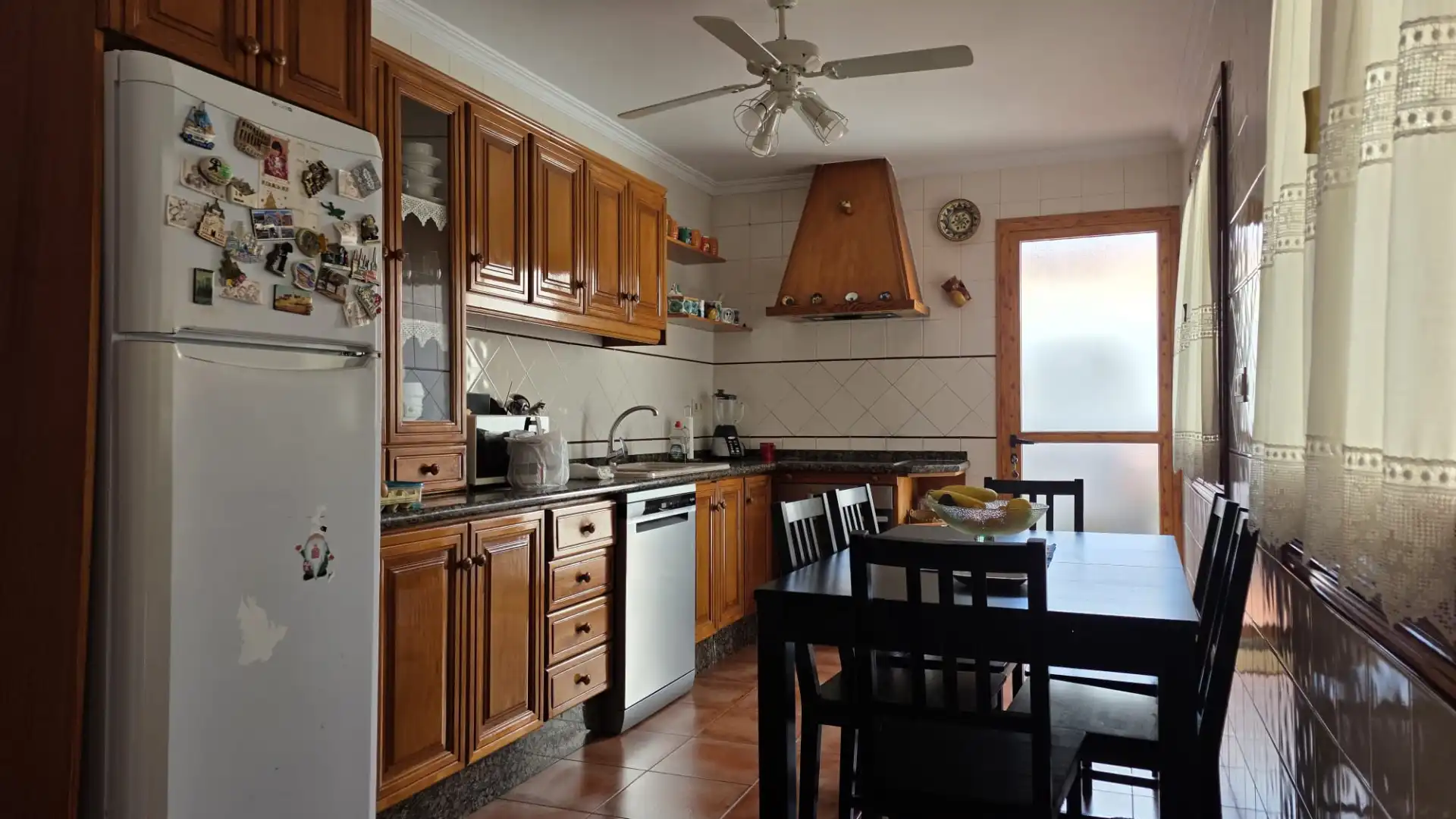 Cuina de Casa o xalet en venda en Vélez-Málaga amb Aire condicionat, Terrassa i Moblat
