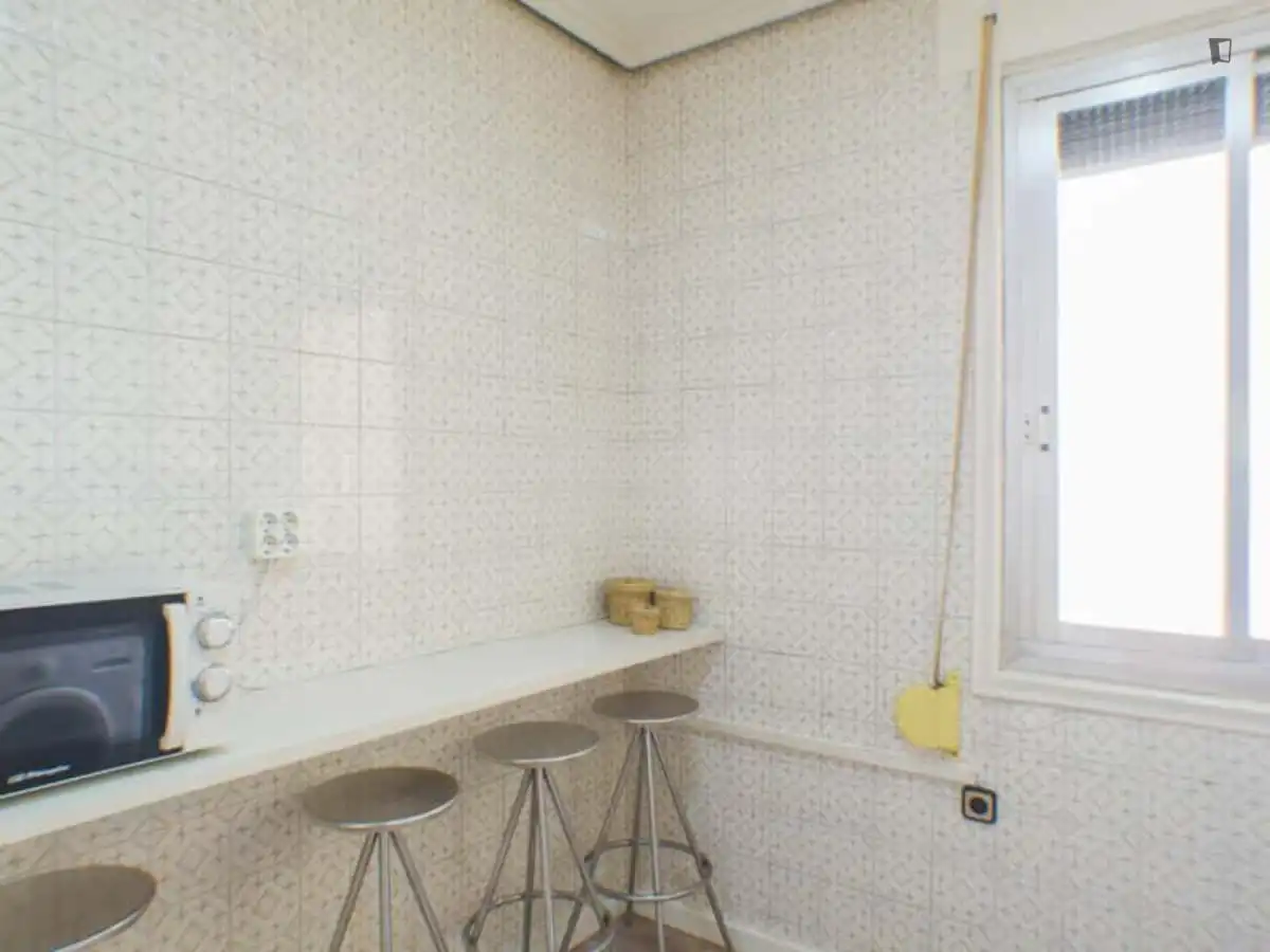 Cuina de Apartament per a compartir en Madrid amb Moblat, Forn i Rentadora