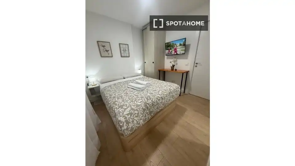 Bedroom of Flat for rent in Madrid  with Air Conditioner, Heating and Furnished