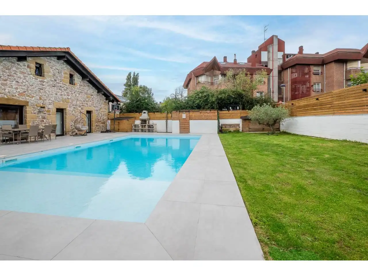 Piscina de Casa o xalet en venda en Donostia - San Sebastián  amb Aire condicionat, Calefacció i Jardí privat