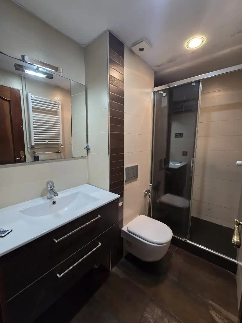 Badezimmer von Dachboden zum Verkauf in Barcelona mit Klimaanlage, Heizung und Möbliert