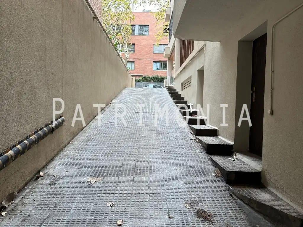 Vista exterior de Garatge en venda en Barcelona