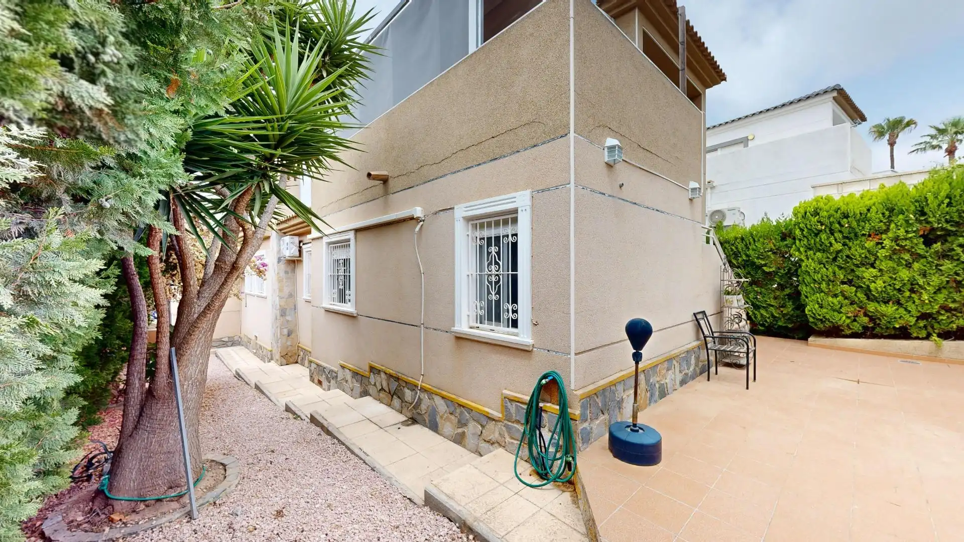 Vista exterior de Casa o xalet en venda en Torrevieja amb Aire condicionat, Calefacció i Jardí privat