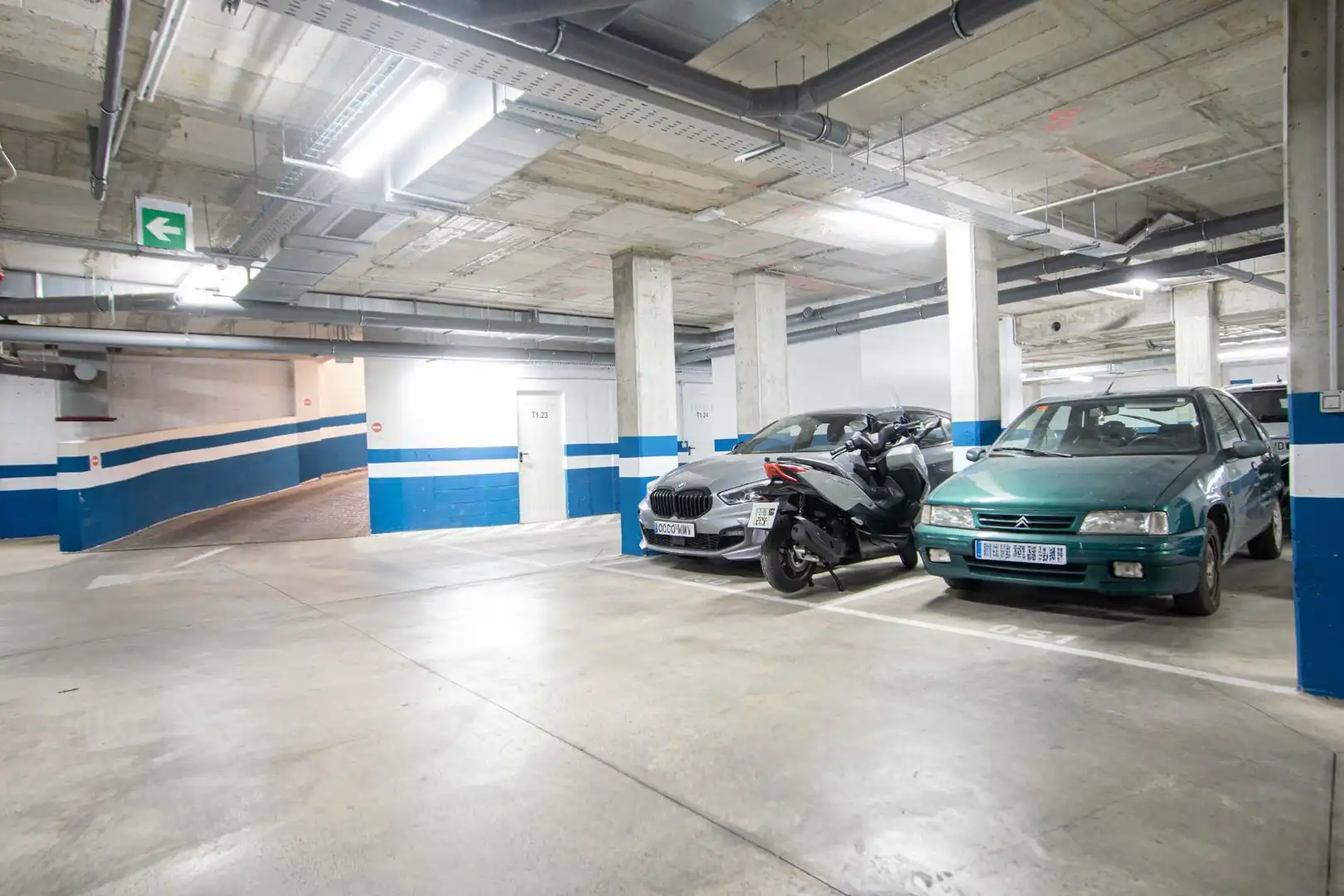 Parking of Flat for sale in Sevilla  with Air Conditioner, Heating and Private garden