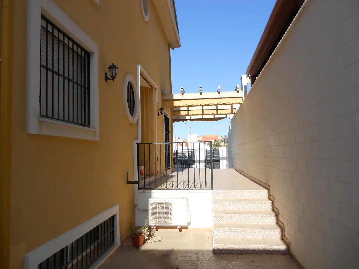 Einfamilien-Reihenhaus zum Verkauf in Murcia mit Klimaanlage, Heizung und Privatgarten