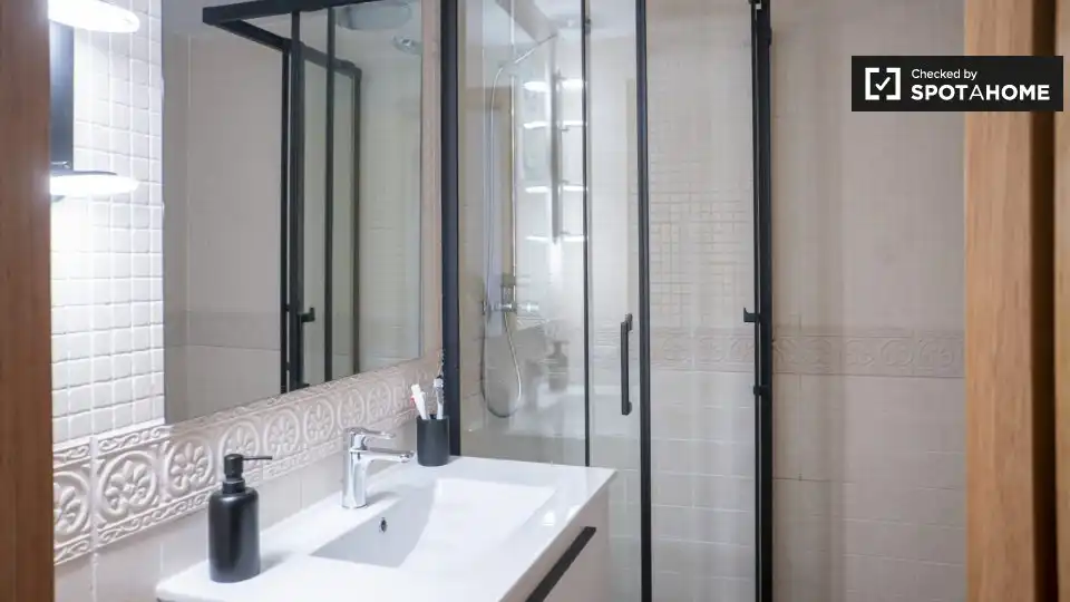 Bathroom of Flat for rent in Valencia  with Air Conditioner, Heating and Furnished