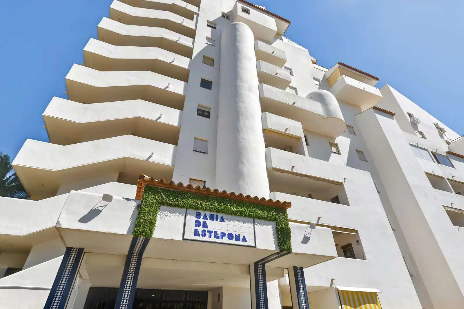 Exterior view of Flat for sale in Estepona  with Air Conditioner, Terrace and Community pool