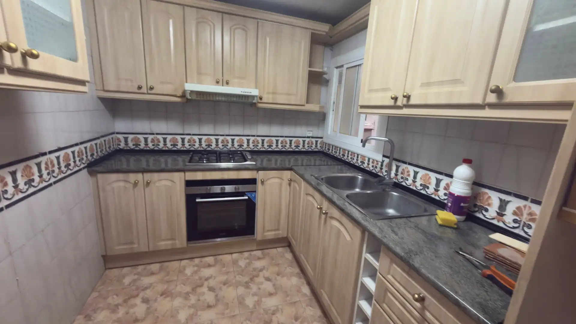 Kitchen of Flat for sale in Vilanova i la Geltrú  with Oven and Balcony