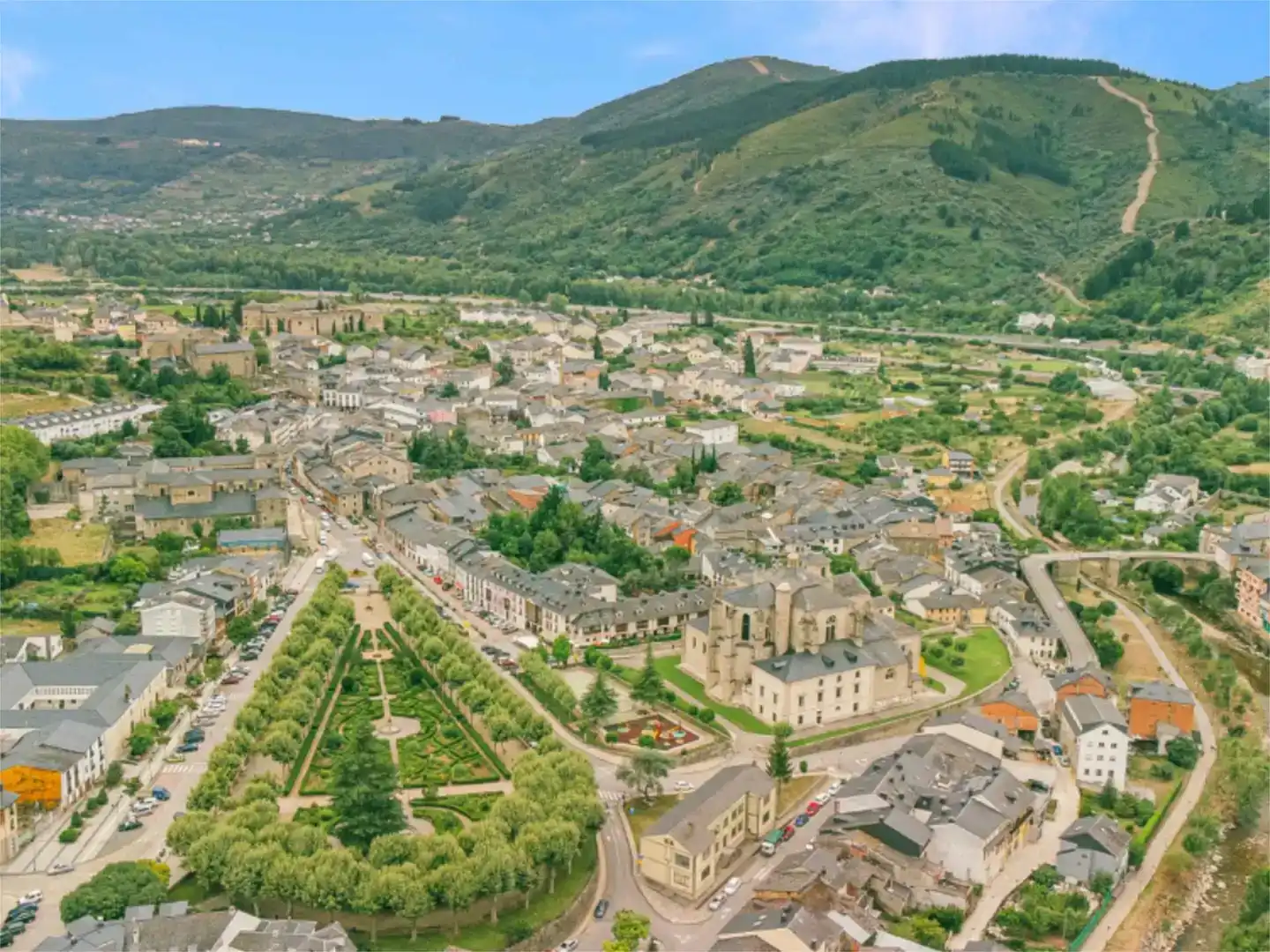 Vista exterior de Piso en venta en Villafranca del Bierzo, León