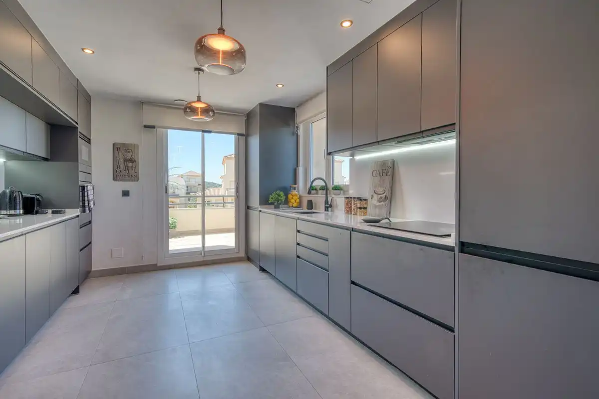 Cuina de Dúplex en venda en Sotogrande amb Aire condicionat, Terrassa i Traster