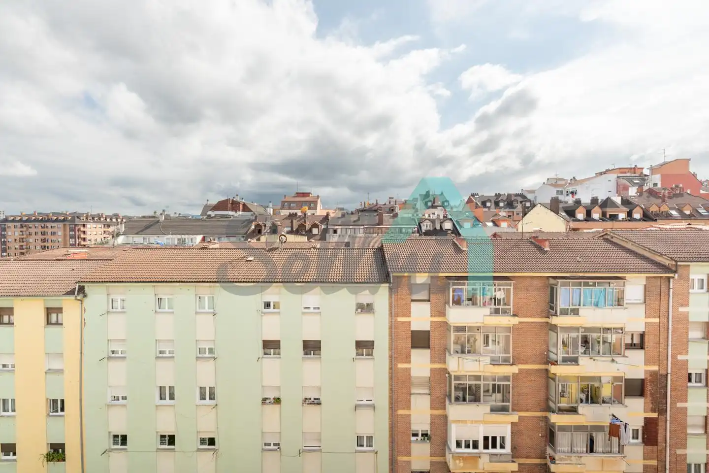 Außenansicht von Wohnung zur Miete in Oviedo  mit Heizung, Terrasse und Möbliert