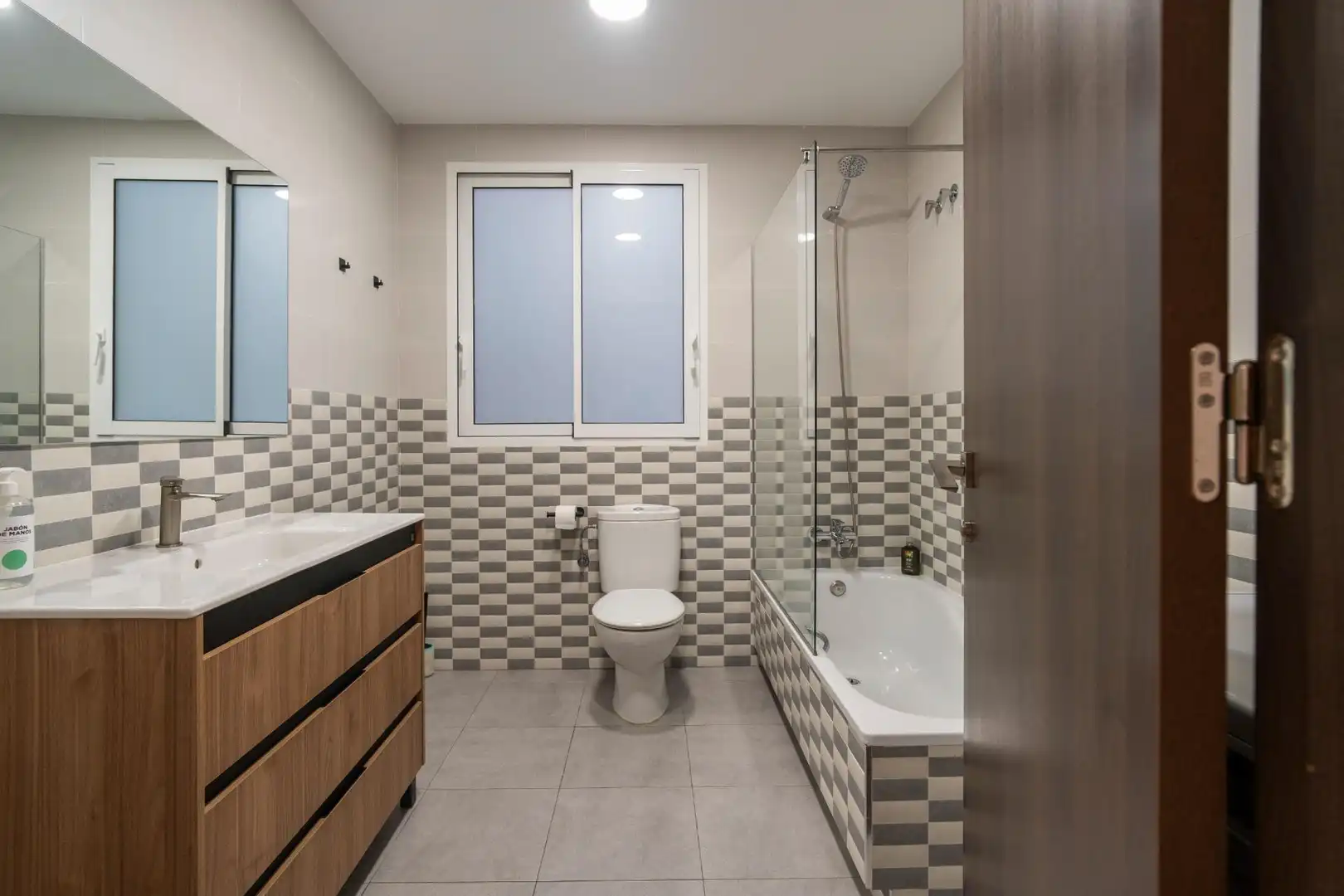 Bathroom of Flat for rent in Valencia  with Air Conditioner, Heating and Furnished