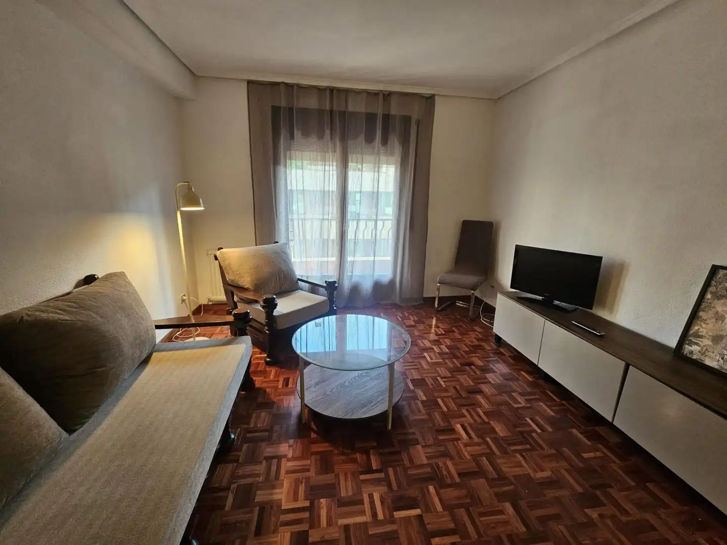 Sala d'estar de Apartament de lloguer en Salamanca amb Calefacció, Parquet i Moblat
