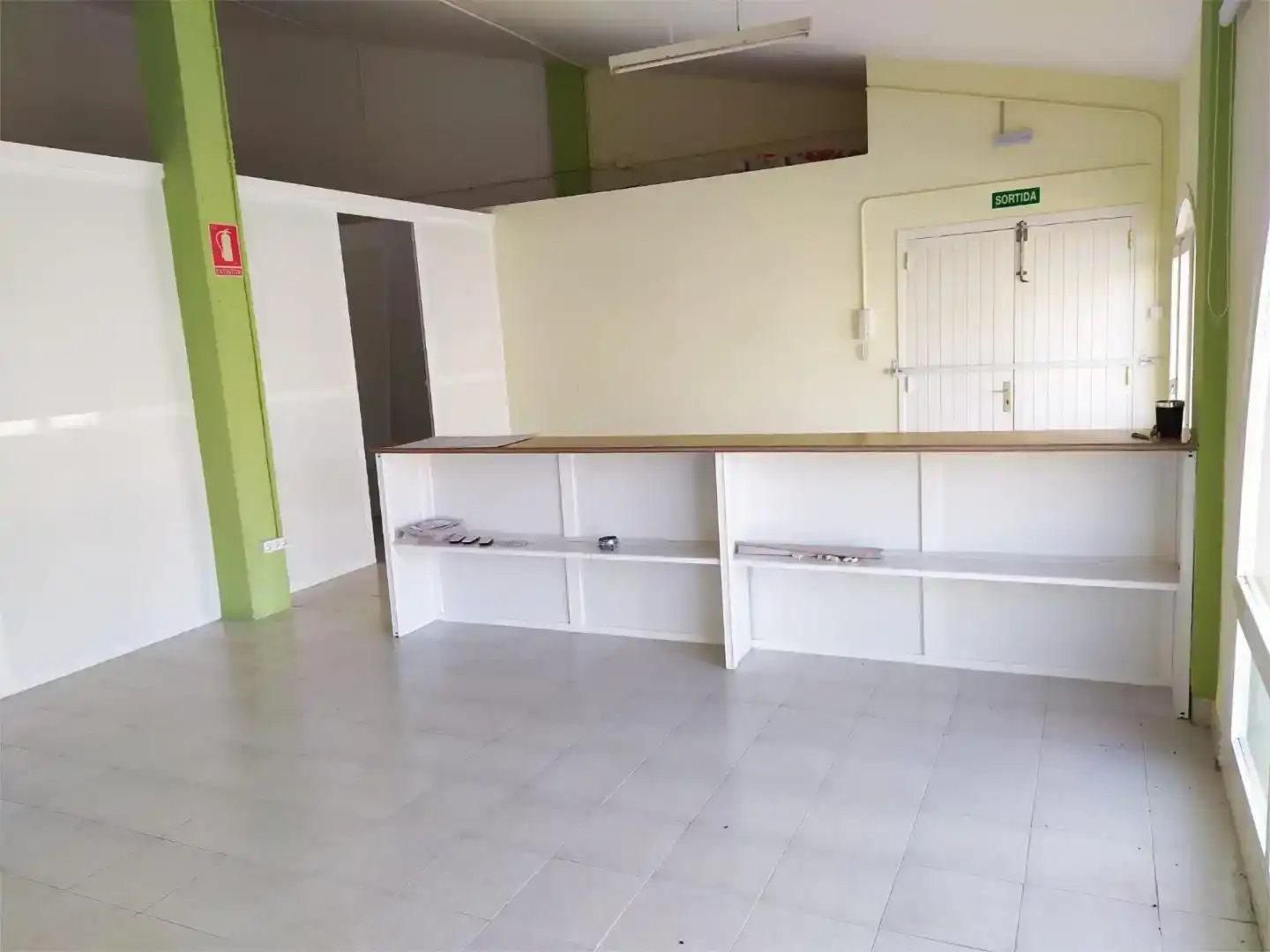 Fabrikhallen zur Miete in Llers