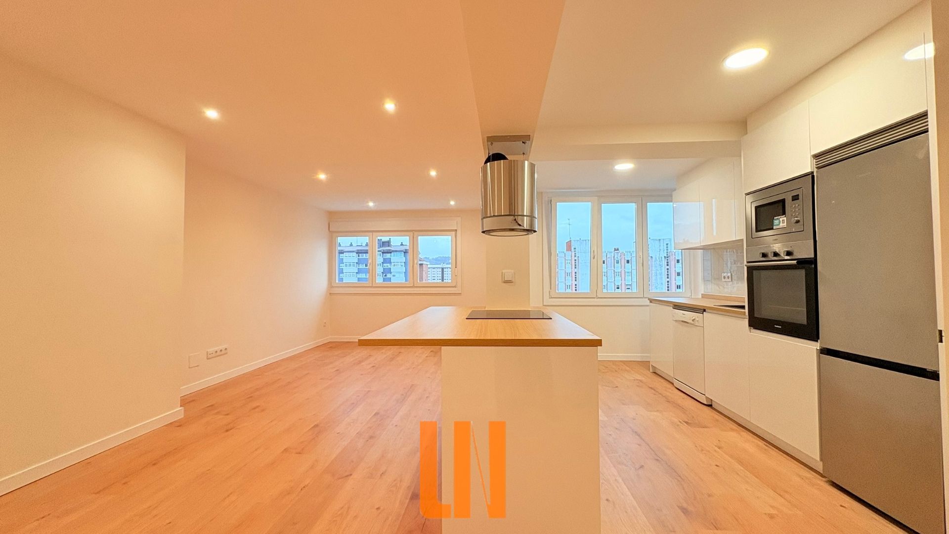 Cuina de Pis de lloguer en A Coruña Capital  amb Calefacció, Parquet i Forn