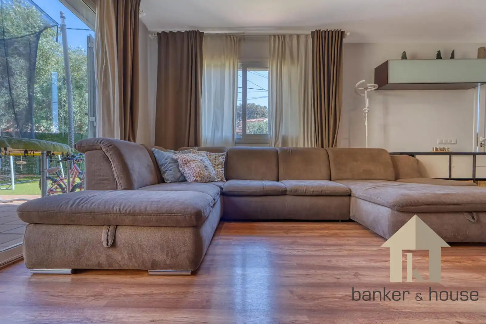 Sala de estar de Casa adosada en venta en Cerdanyola del Vallès con Aire acondicionado, Jardín privado y Terraza