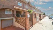 Exterior view of Single-family semi-detached for sale in Villaviciosa de Odón  with Air Conditioner, Private garden and Terrace