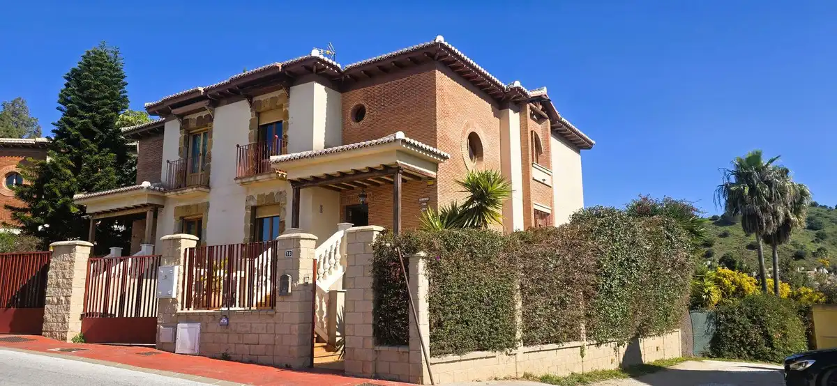 Außenansicht von Einfamilien-Reihenhaus zum Verkauf in Mijas mit Klimaanlage, Heizung und Privatgarten
