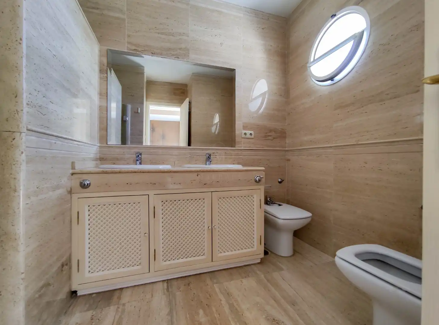 Bathroom of Attic for sale in Marbella  with Air Conditioner, Terrace and Swimming Pool