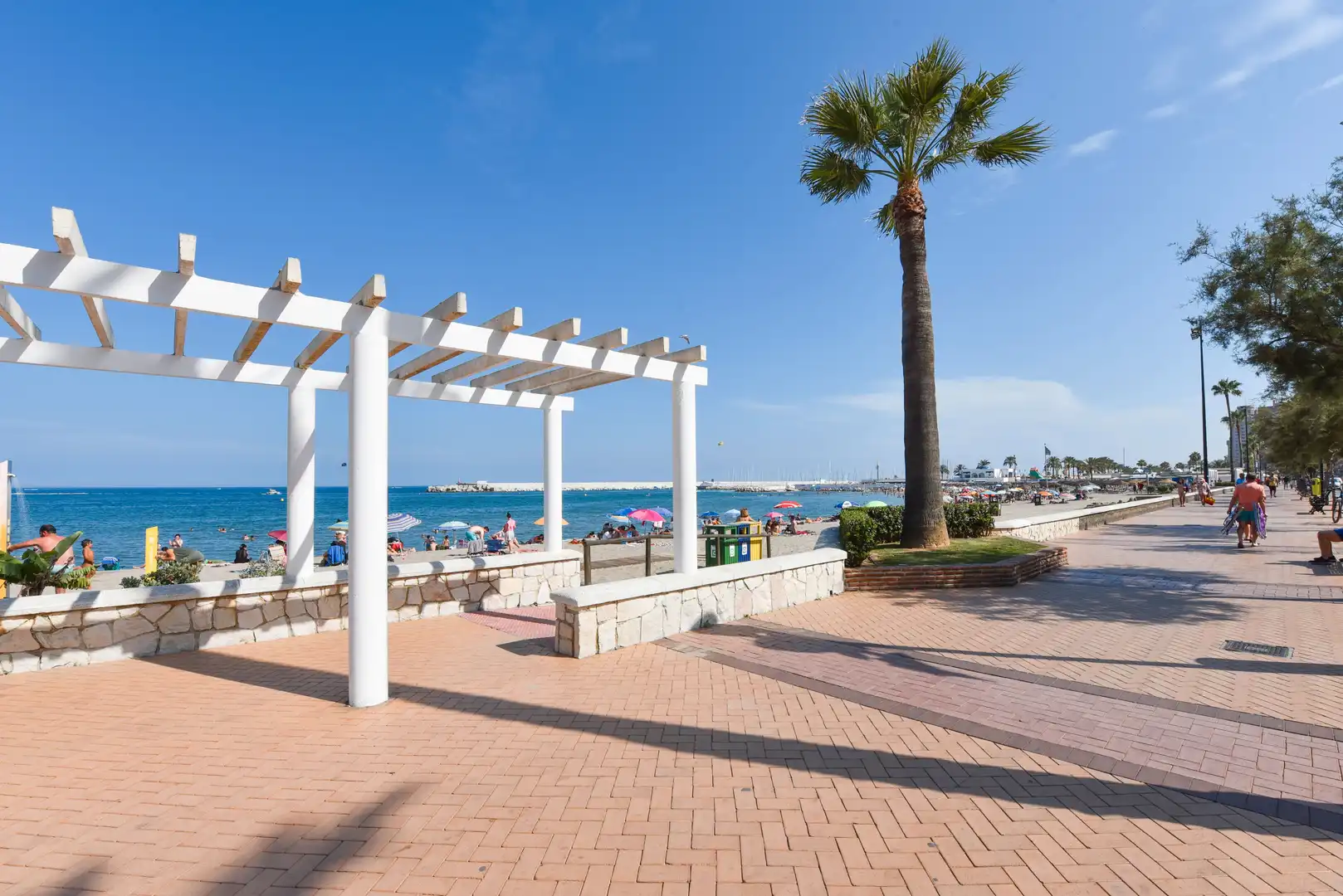 Außenansicht von Wohnung zur Miete in Fuengirola mit Klimaanlage, Heizung und Privatgarten