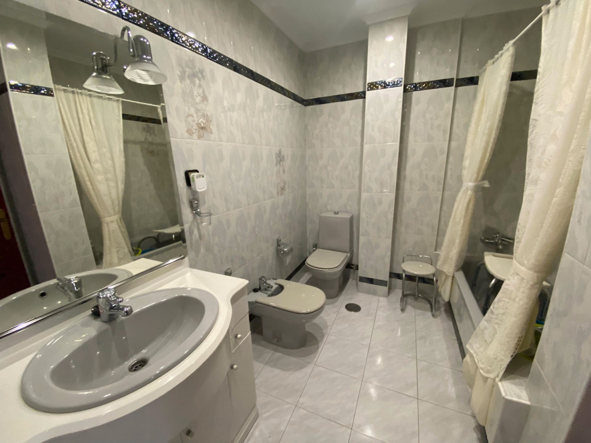 Bathroom of Flat for sale in  Cádiz Capital  with Oven and Washing machine