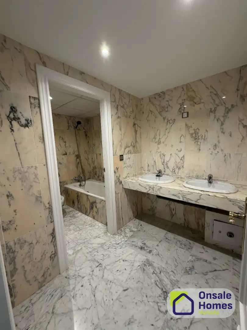 Baño de Casa adosada en venta en Marbella con Aire acondicionado, Jardín privado y Terraza