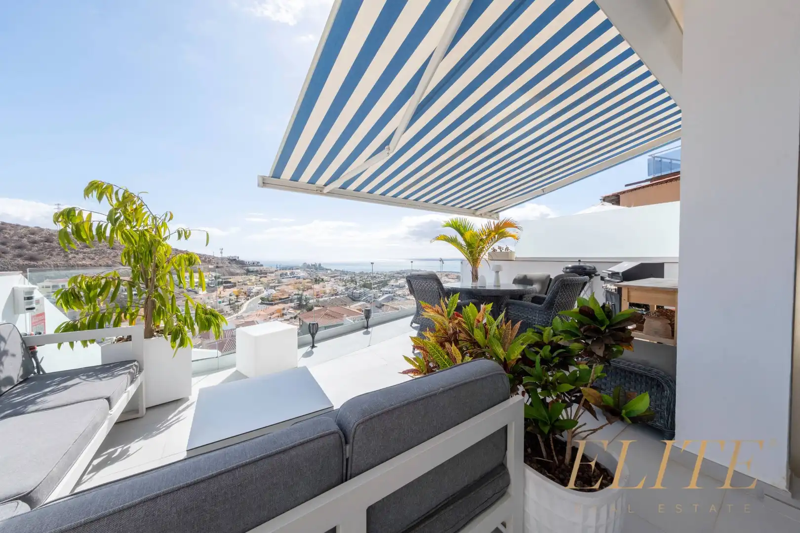 Terrasse von Einfamilien-Reihenhaus zum Verkauf in Mogán mit Klimaanlage, Heizung und Terrasse