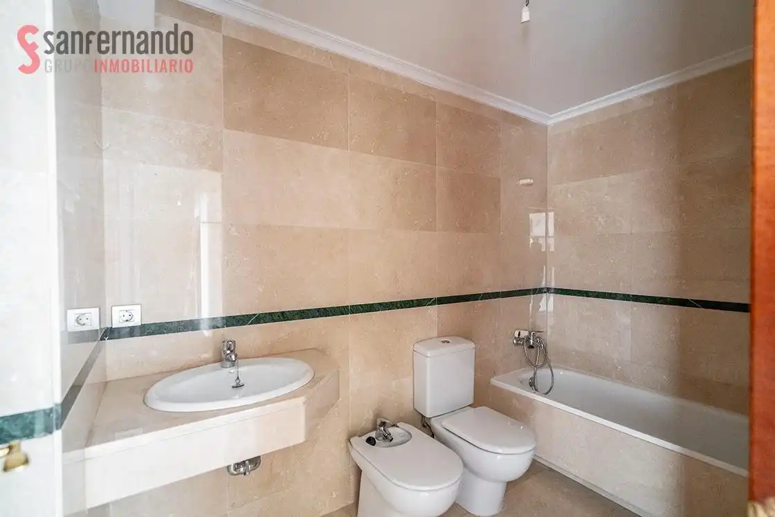 Baño de Piso en venta en Torrelavega  con Terraza y Balcón