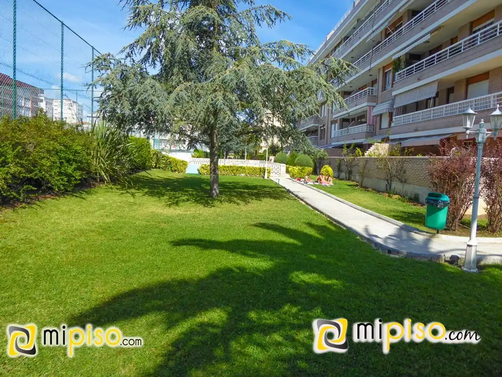 Jardí de Pis de lloguer en Laredo amb Calefacció, Terrassa i Piscina