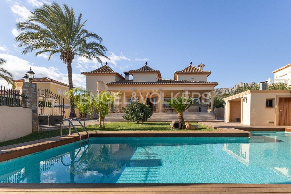 Vista exterior de Casa o xalet en venda en Beniarbeig amb Aire condicionat, Calefacció i Jardí privat