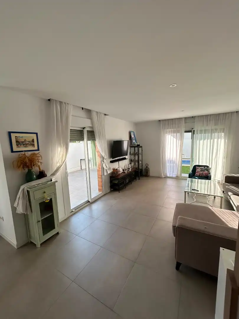 Sala de estar de Casa adosada en venta en Bormujos con Aire acondicionado, Jardín privado y Terraza