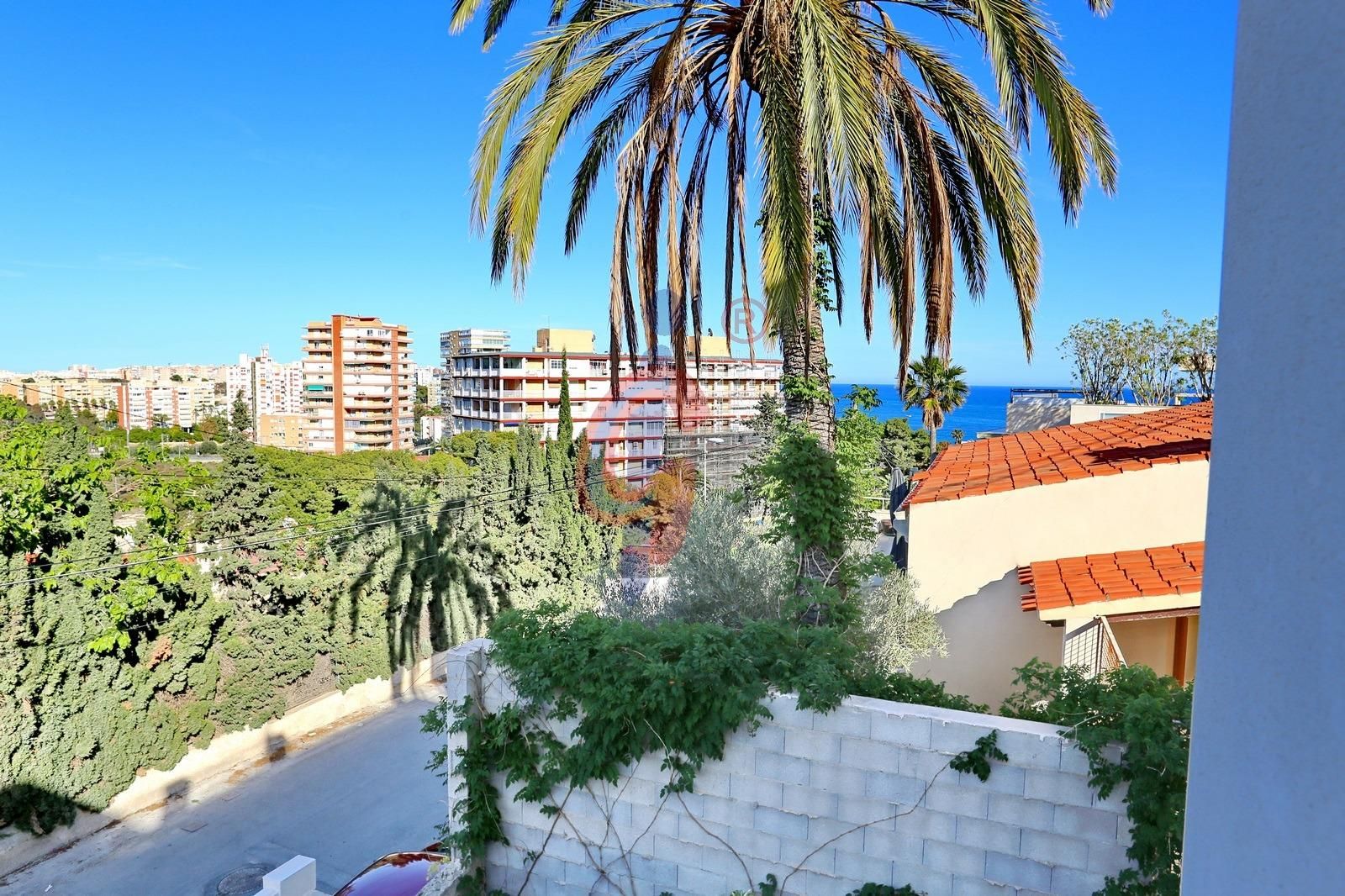 Vista exterior de Casa o xalet en venda en Alicante / Alacant amb Jardí privat, Terrassa i Piscina