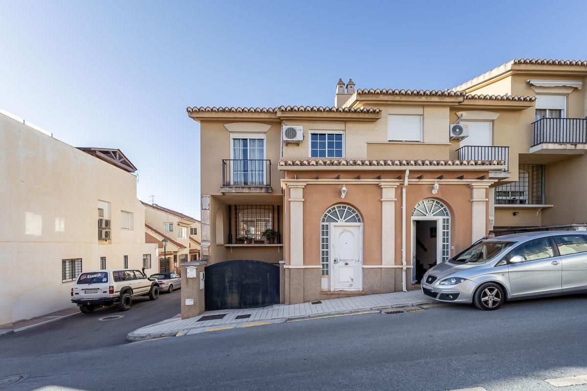 Vista exterior de Casa o xalet en venda en Huétor Vega amb Aire condicionat, Calefacció i Balcó