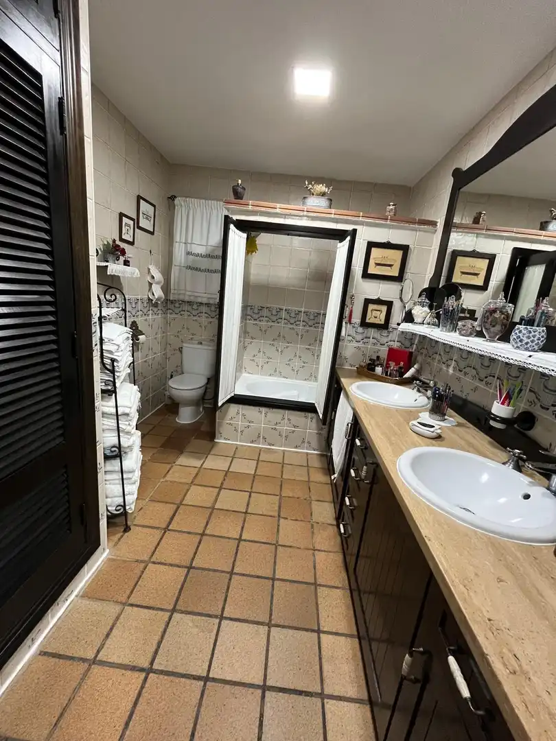 Bany de Casa o xalet en venda en Chiclana de la Frontera amb Jardí privat, Moblat i Piscina comunitària
