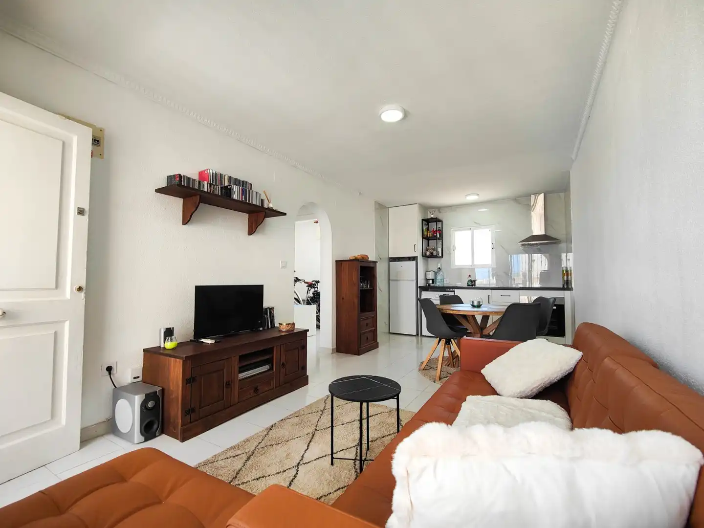 Wohnzimmer von Einfamilien-Reihenhaus zum Verkauf in Torrevieja mit Klimaanlage, Privatgarten und Terrasse
