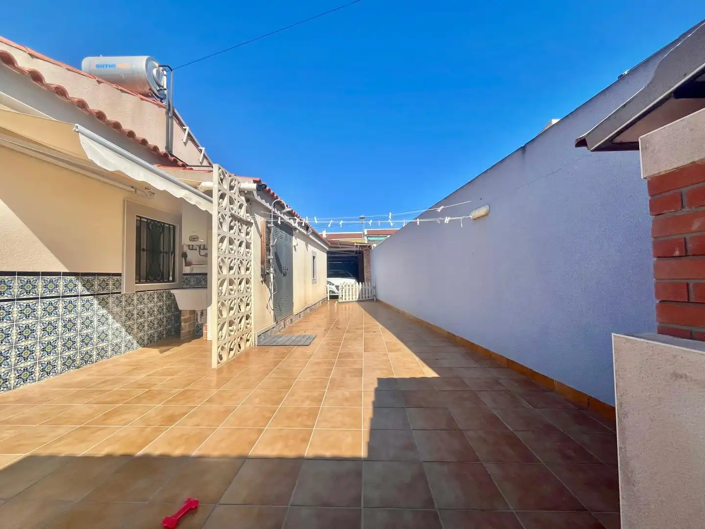 Vista exterior de Casa o xalet en venda en Torrevieja amb Aire condicionat, Calefacció i Jardí privat