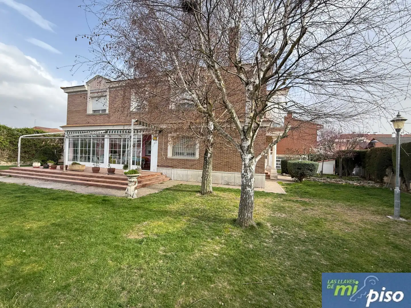 Vista exterior de Casa o xalet en venda en Santovenia de Pisuerga amb Calefacció, Jardí privat i Parquet
