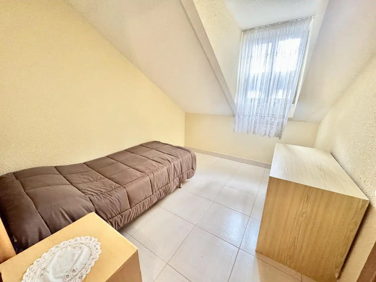 Habitación de Local en venta en Maello con Aire acondicionado