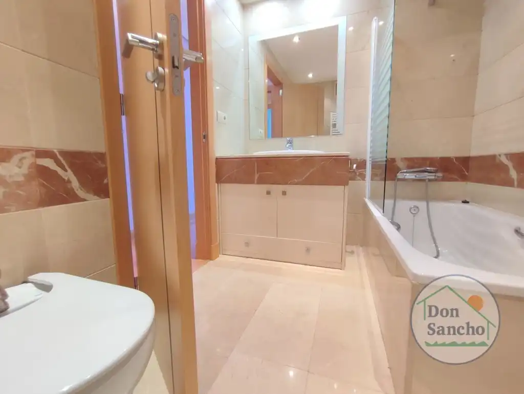 Bathroom of Attic for sale in Valladolid  with Air Conditioner, Heating and Terrace