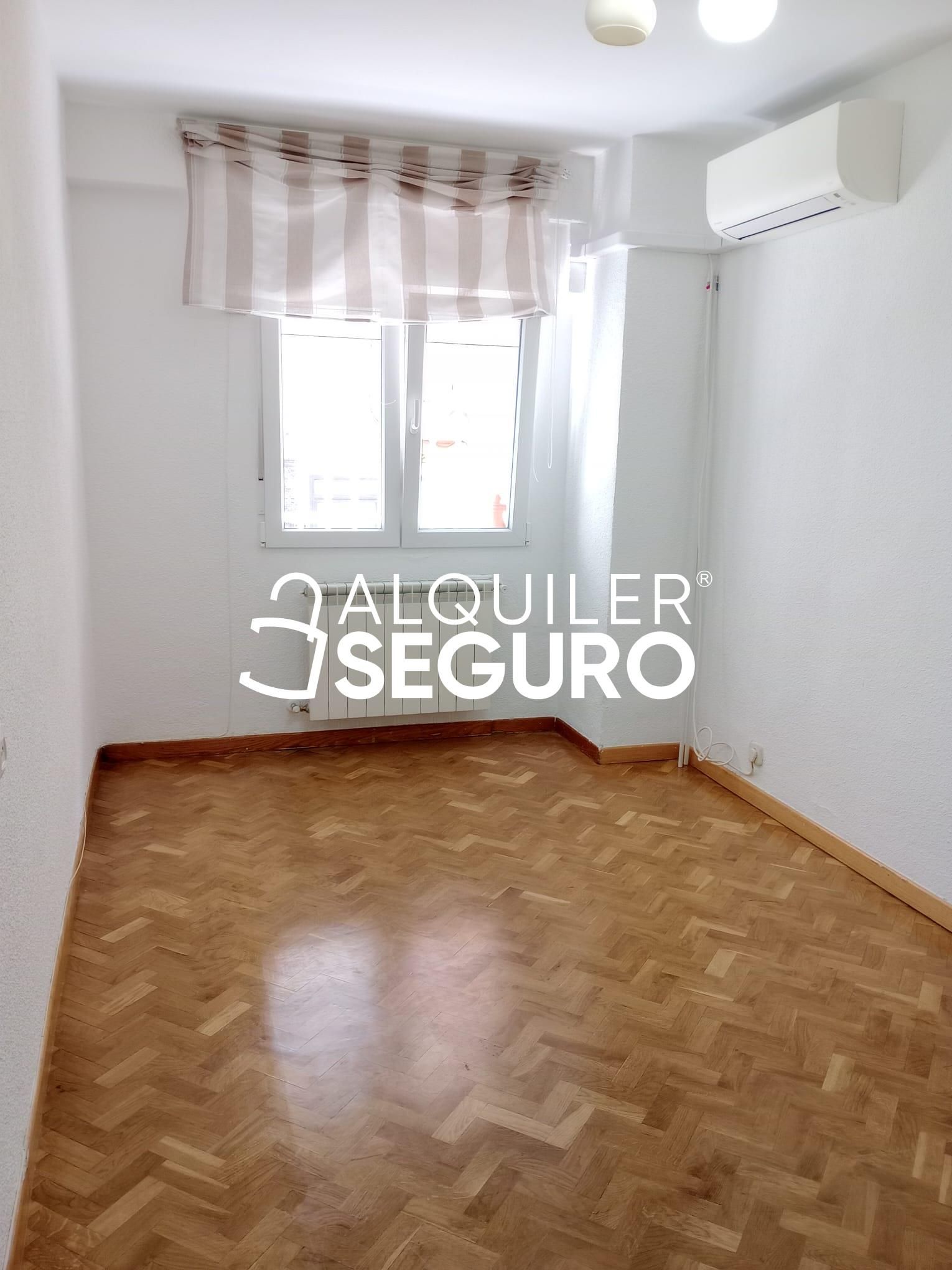 Flat for rent in Amador Valdés, Ventas