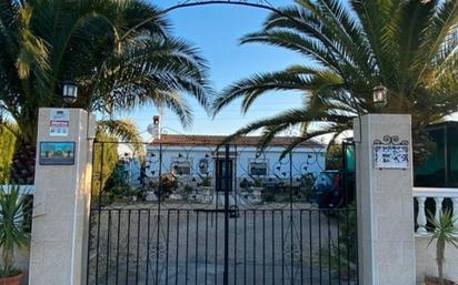 Vista exterior de Casa o xalet en venda en San Juan del Puerto amb Aire condicionat, Jardí privat i Terrassa