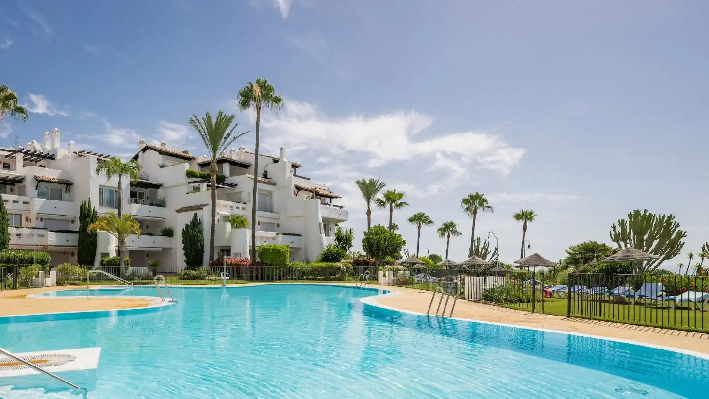 Vista exterior de Planta baixa en venda en Estepona amb Aire condicionat, Calefacció i Jardí privat