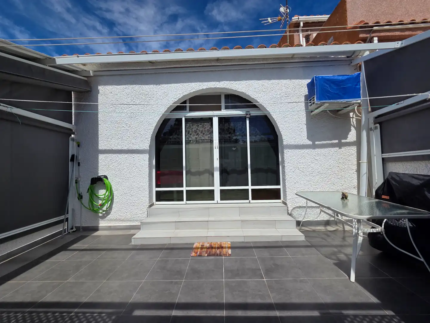 Außenansicht von Einfamilien-Reihenhaus zum Verkauf in Torrevieja mit Klimaanlage, Terrasse und Abstellraum