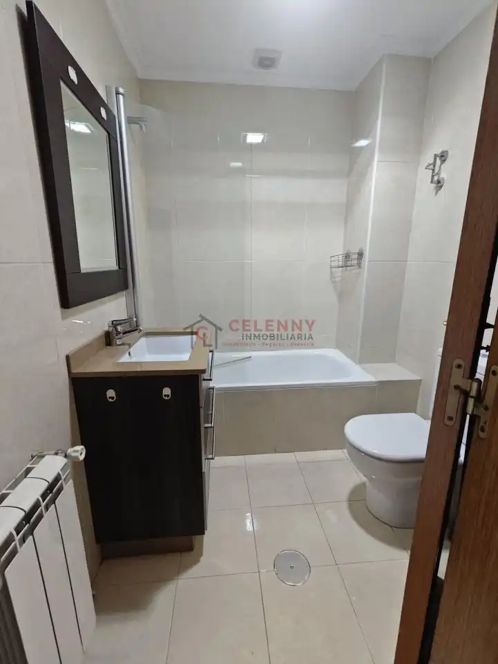 Baño de Piso de alquiler en Ourense Capital  con Calefacción, Parquet y Trastero