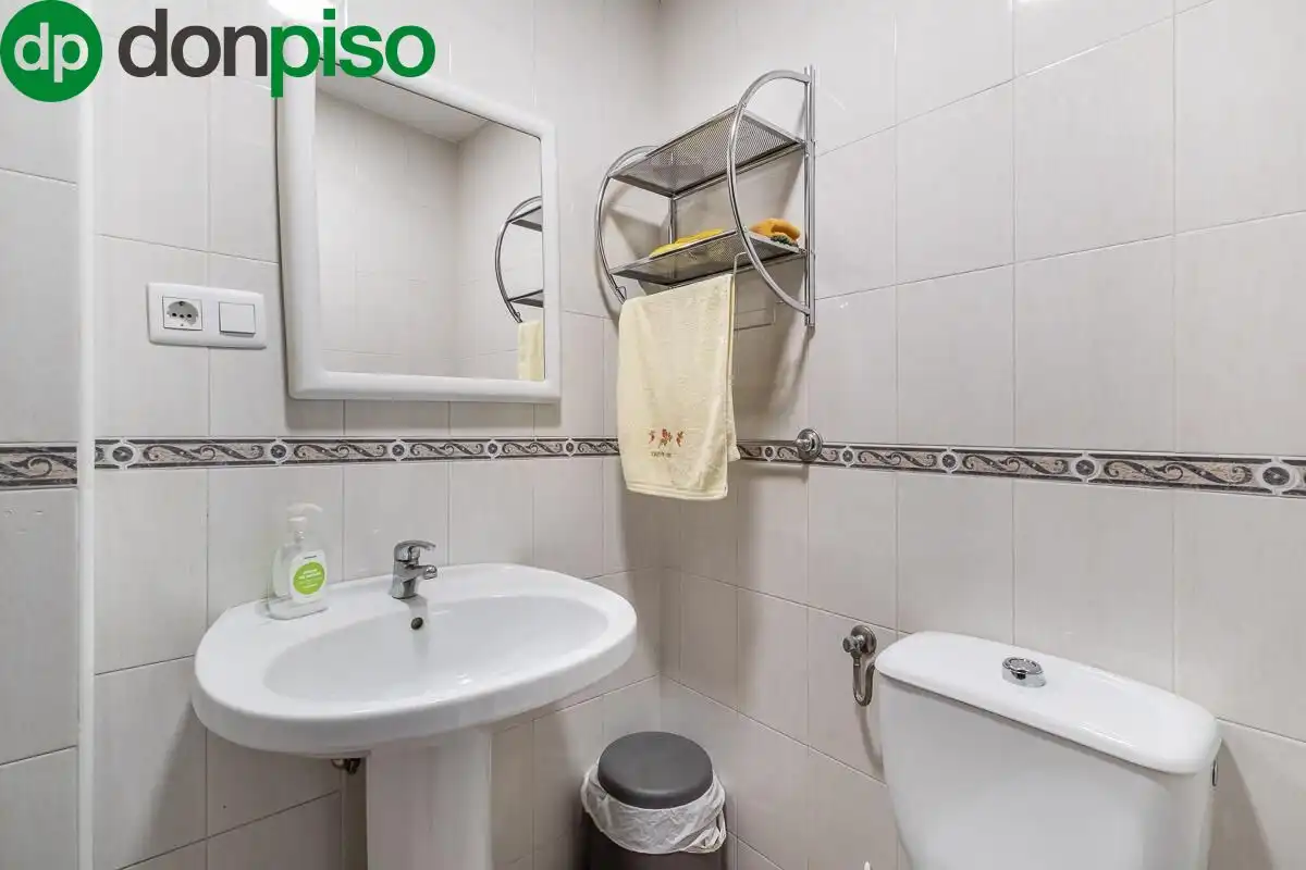 Bathroom of Flat for sale in Granada  with Heating and Storage room
