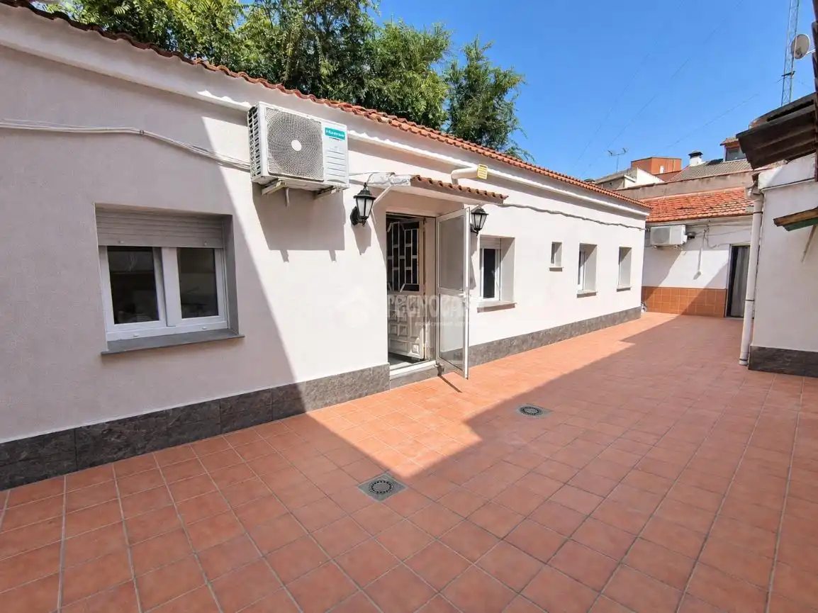 Vista exterior de Casa adosada en venta en Alcalá de Henares con Aire acondicionado y Trastero